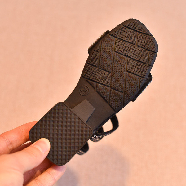 Aktuális gyerekszandál három színben kövekkel