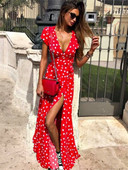 Stílusos, hosszú női ruha piros színű hasítékkal