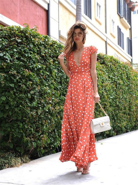 Stílusos, hosszú női ruha piros színű hasítékkal