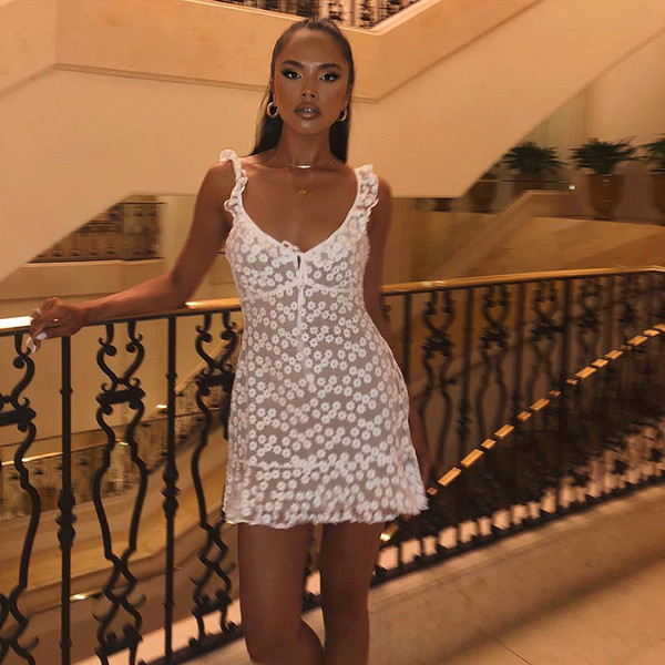 Nyári női ruha testszínű fehér csipkével borítva