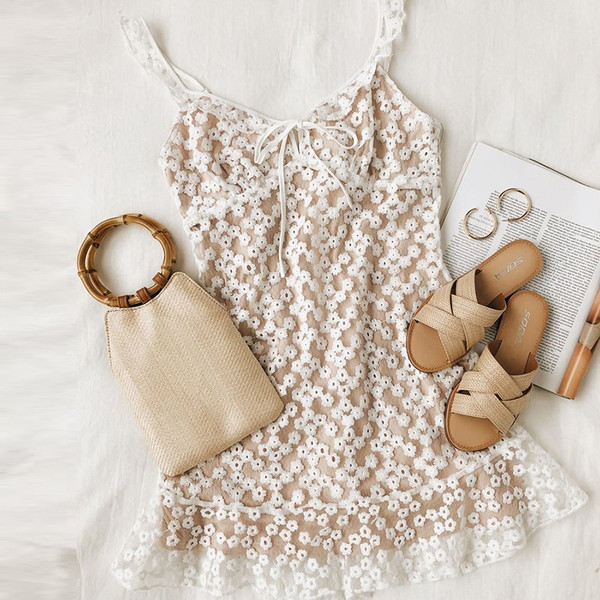 Nyári női ruha testszínű fehér csipkével borítva