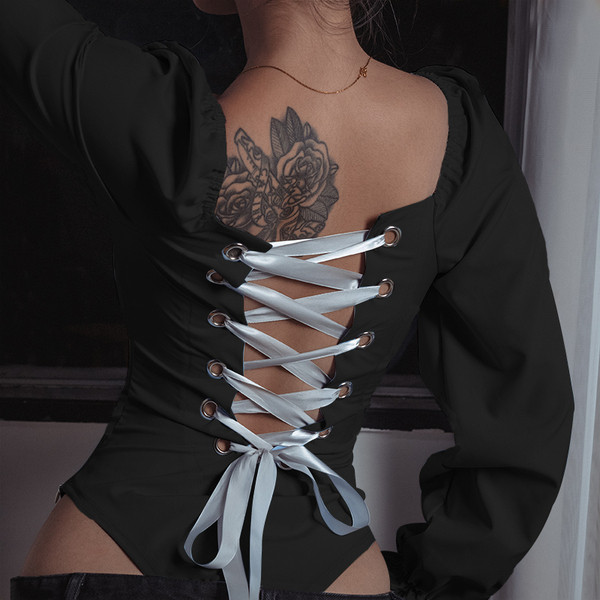 Női test érdekes ujjakkal, hátul megkötővel