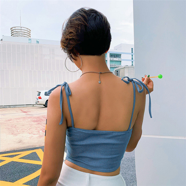 Rövid női felső vékony pánttal és csipkével a nyakkivágásnál