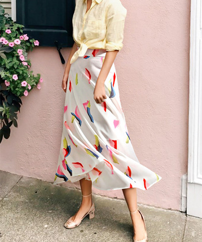 Hosszú női szabású szoknya fehér és fekete színben, mintával