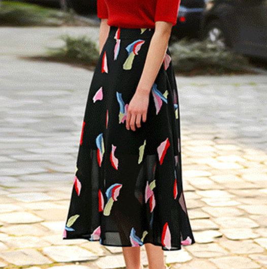 Hosszú női szabású szoknya fehér és fekete színben, mintával