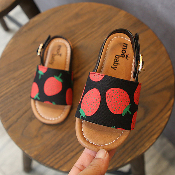 Sandale moderne pentru copii cu aplicații diferite - pentru fete