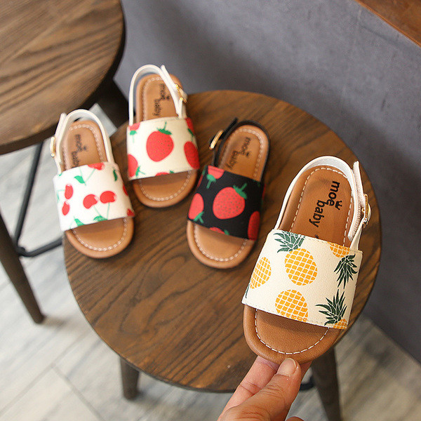 Sandale moderne pentru copii cu aplicații diferite - pentru fete