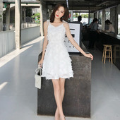 Modern női ruha fehér pántokkal