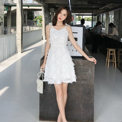 Modern női ruha fehér pántokkal