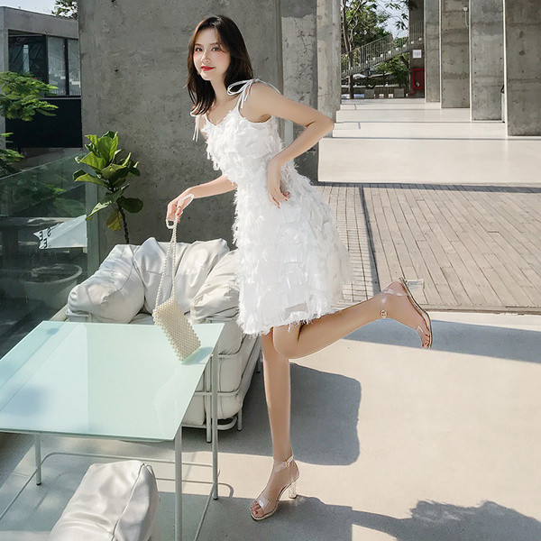 Modern női ruha fehér pántokkal