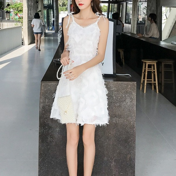 Modern női ruha fehér pántokkal