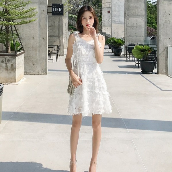 Modern női ruha fehér pántokkal