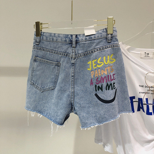 Pantaloni scurți moderni cu o inscripție în albastru