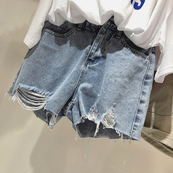 Pantaloni scurți moderni cu o inscripție în albastru