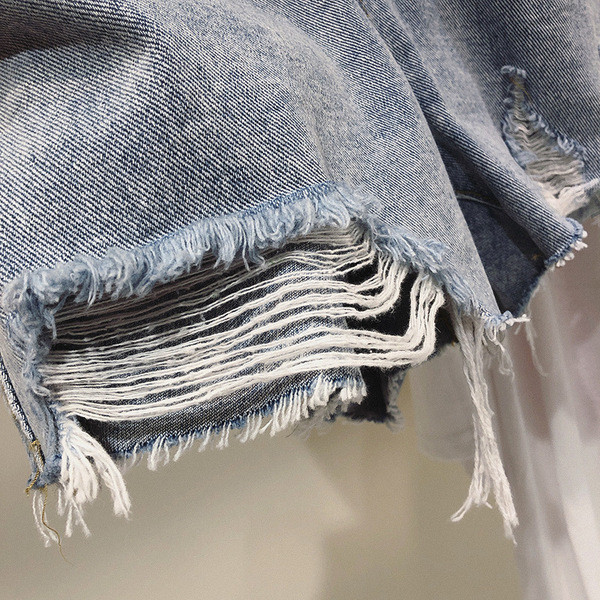 Pantaloni scurți moderni cu o inscripție în albastru