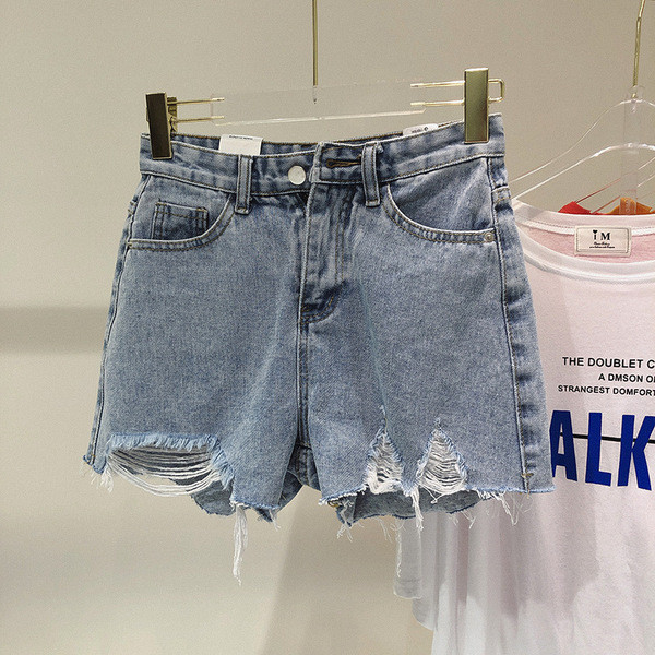 Pantaloni scurți moderni cu o inscripție în albastru