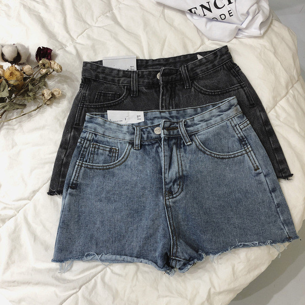 Изчистен модел къси панталони в два цвята 