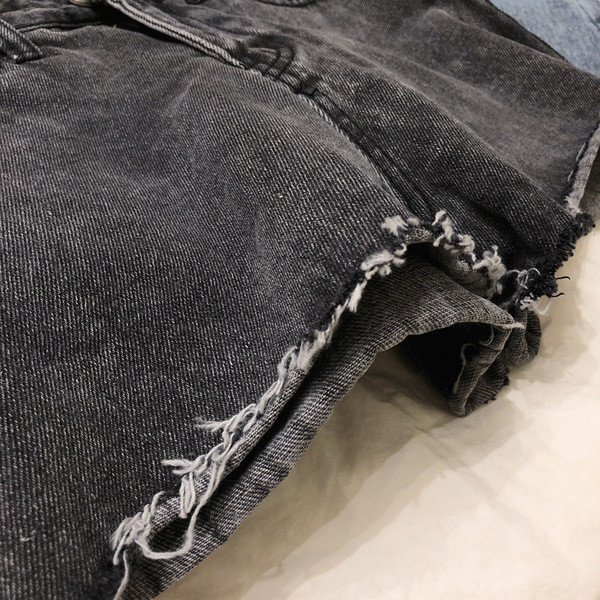 Изчистен модел къси панталони в два цвята 