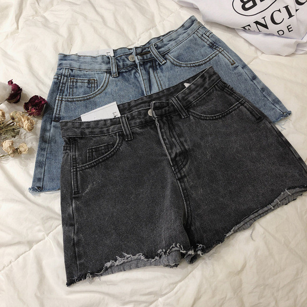 Изчистен модел къси панталони в два цвята 