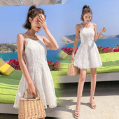 Aktuális női ruha pántokkal, hátul megkötős fehér színben