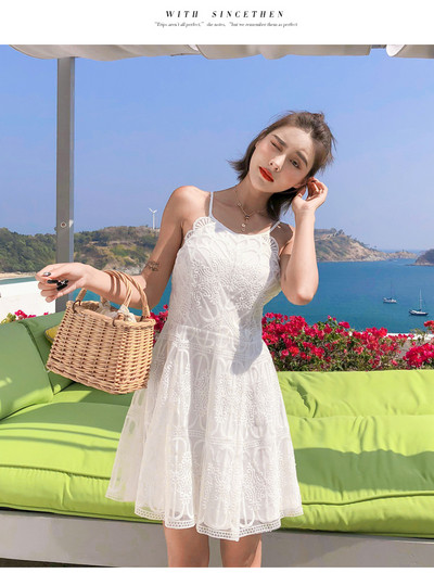 Aktuális női ruha pántokkal, hátul megkötős fehér színben