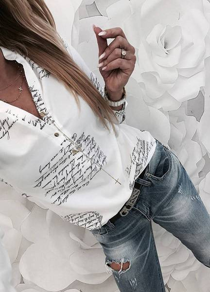 Stílusos női ing V-nyakkal és fehér feliratokkal