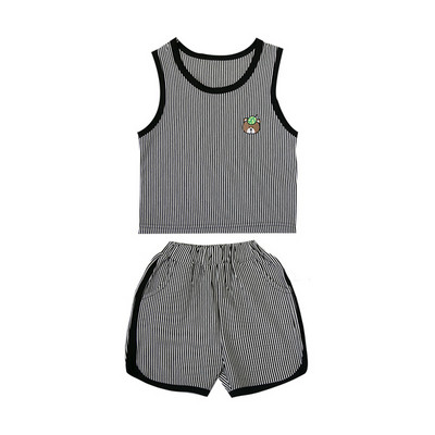 Gyerekkészlet fiúknak két részből áll - felső és rövidnadrág