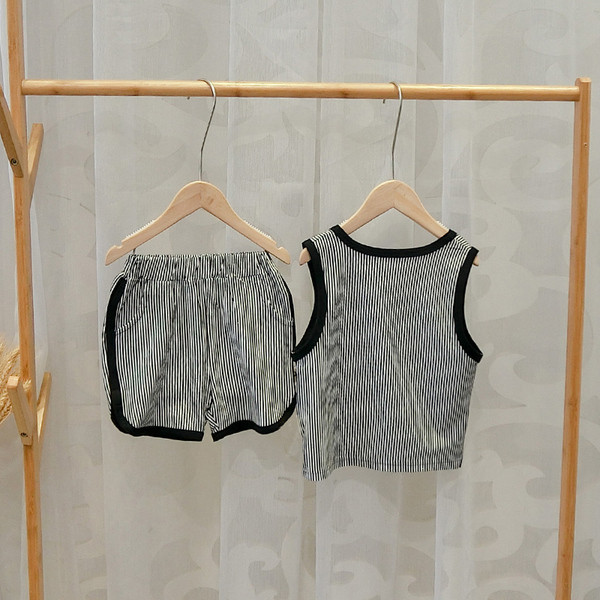 Gyerekkészlet fiúknak két részből áll - felső és rövidnadrág