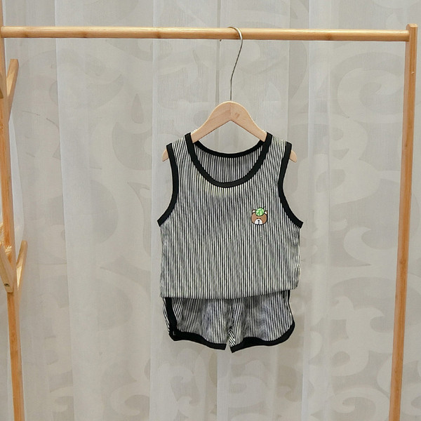 Gyerekkészlet fiúknak két részből áll - felső és rövidnadrág