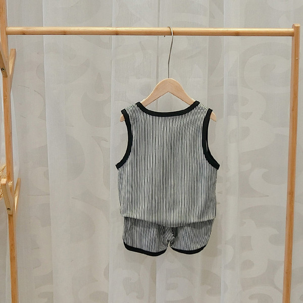 Gyerekkészlet fiúknak két részből áll - felső és rövidnadrág