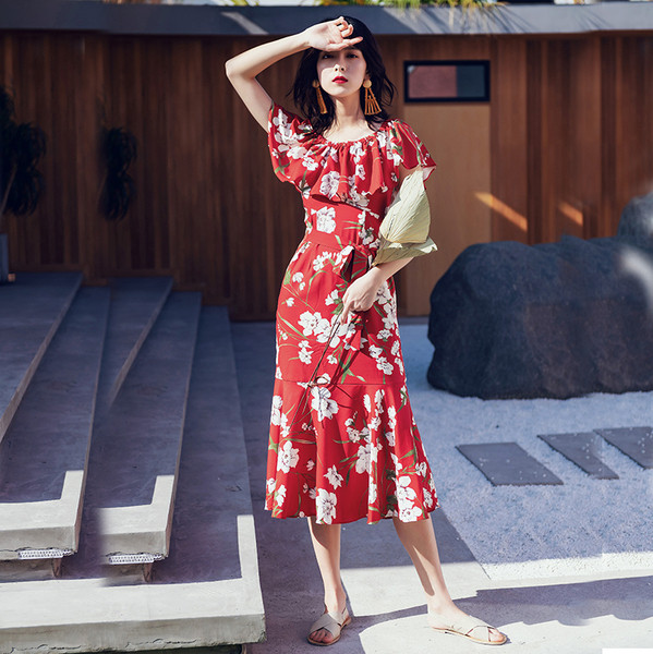 Alkalmi női ruha csupasz vállú piros színben és virágmintás