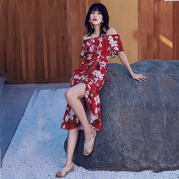 Alkalmi női ruha csupasz vállú piros színben és virágmintás