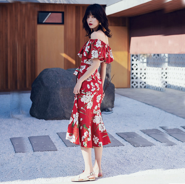 Alkalmi női ruha csupasz vállú piros színben és virágmintás