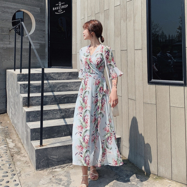 Rochie lunga de dama cu decolteu in V si maneca lotus cu imprimeu floral in doua culori