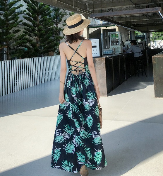 Strand hosszú női ruha csupasz háttal és nyakkendővel, fekete mintával