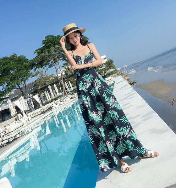 Strand hosszú női ruha csupasz háttal és nyakkendővel, fekete mintával