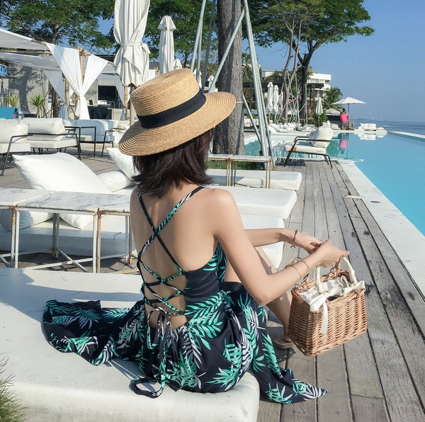 Strand hosszú női ruha csupasz háttal és nyakkendővel, fekete mintával