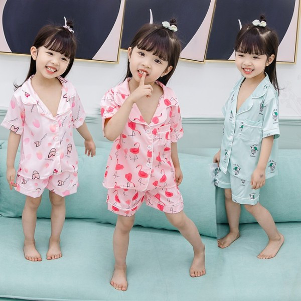 Pijamale copii pentru fete in trei culori cu aplicatii diferite