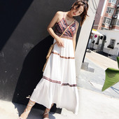 Alkalmi ruha pántokkal és V-nyakú fehér színben