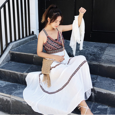 Alkalmi ruha pántokkal és V-nyakú fehér színben