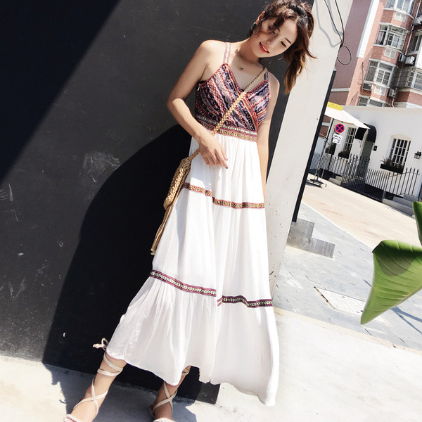 Alkalmi ruha pántokkal és V-nyakú fehér színben