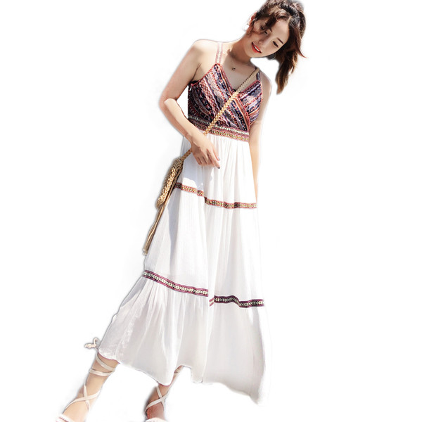 Alkalmi ruha pántokkal és V-nyakú fehér színben