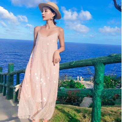 Modern és stílusos női ruha rózsaszín flitterekkel