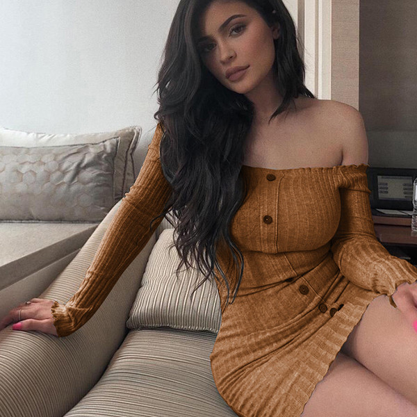 Női rövid ruha ejtett ujjakkal és gombokkal