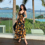 Női strandruha V-nyakkal és csupasz háttal