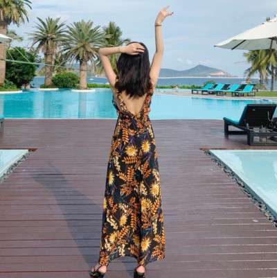 Női strandruha V-nyakkal és csupasz háttal