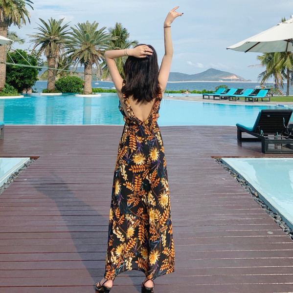 Női strandruha V-nyakkal és csupasz háttal