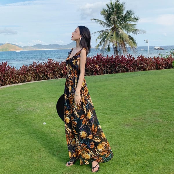 Női strandruha V-nyakkal és csupasz háttal