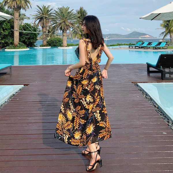 Női strandruha V-nyakkal és csupasz háttal