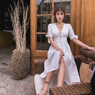 Rochie casual de dama cu decolteu in V si nasturi in alb